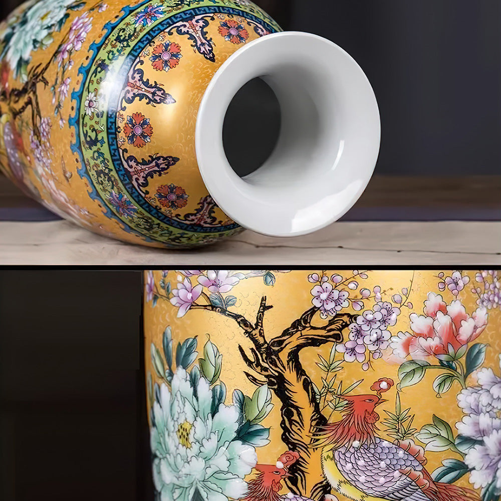 Vase Asiatique Doré avec Motifs